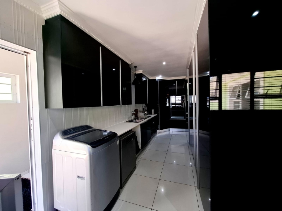 5 Bedroom Property for Sale in Gonubie Eastern Cape